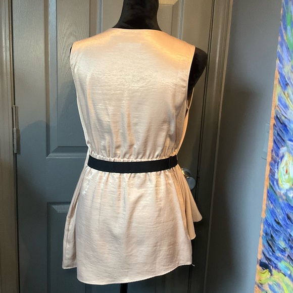 Simply Vera wang med. sleeveless top with belt - Picture 2 of 4